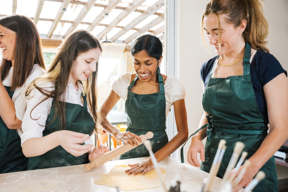 Schülerinnen beim gemeinsamen Kochen